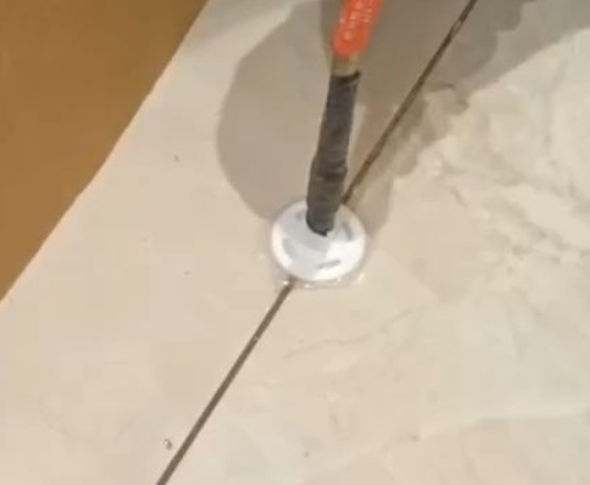 太子河瓷砖空鼓维修公司专业解答瓷砖在铺贴过程中，如果没有涂抹均匀到位的粘结材料（如水泥砂浆或瓷砖胶），可能会导致以下问题