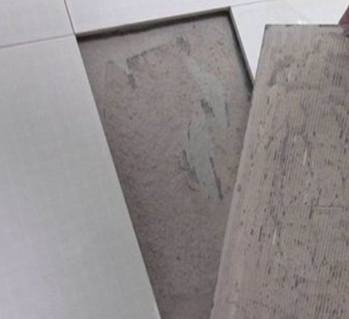 太子河瓷砖空鼓维修公司分享瓷砖铺贴时如果打浆（即涂抹在瓷砖背面和基层上的砂浆或瓷砖胶）过少，会带来以下问题