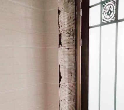 太子河瓷砖空鼓免砸砖维修公司分享吸水砖泡水时间不够或过长都会对瓷砖铺贴效果产生影响